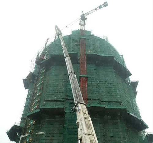 栾城吊车在工地上作业